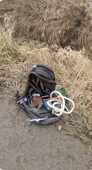 zabezpieczone przedmioty  w tym plecak i przewody oraz kable