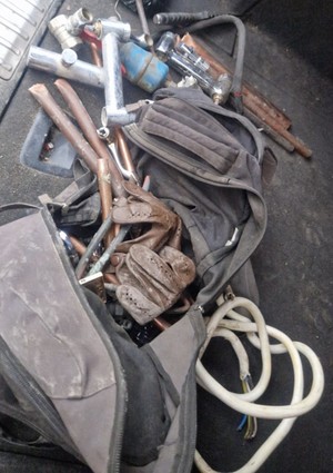 zabezpieczone przedmioty  w tym plecak i przewody oraz kable