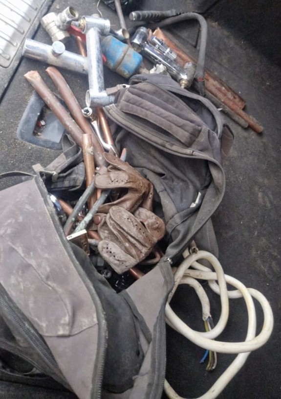 zabezpieczone przedmioty  w tym plecak i przewody oraz kable