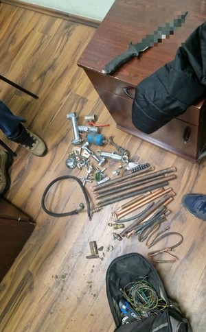 zabezpieczone przedmioty  w tym plecak i przewody oraz kable