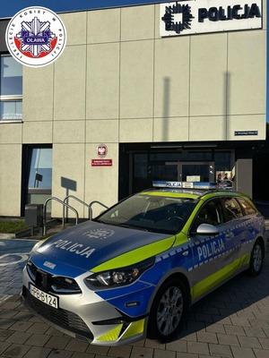 zdjęcie radiowozu n a tle komendy