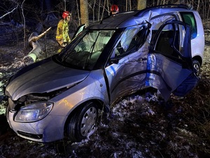 wgnieciony bok auta na poboczu