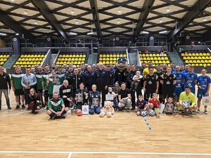 zdjęcie grupowe wszystkich uczestników charytatywnego turnieju