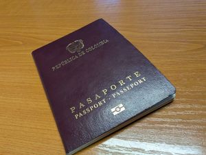 paszport leżący na stole