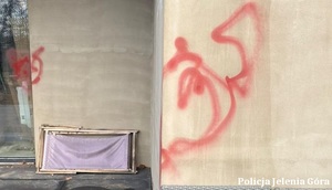 graffiti czerwonym sprayem na budynku