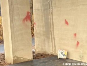 graffiti czerwonym sprayem na budynku