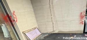 graffiti czerwonym sprayem na budynku