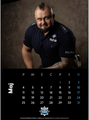 kartki z kalendarza  z każdego miesiąca ze zdjęciem policjantki lub policjanta
