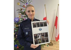 policjantka Z KALENDARZEM W RĘKACH
