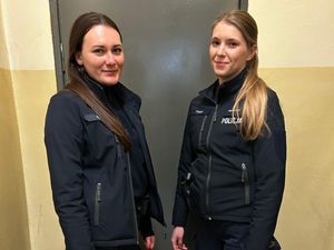 stojące dwie policjantki