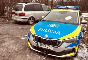 Radiowóz wraz z kontrolowanym pojazdem osobowym