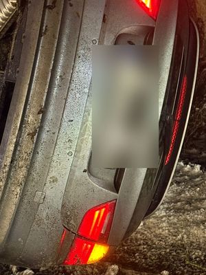 auto bokiem leżące w rowie