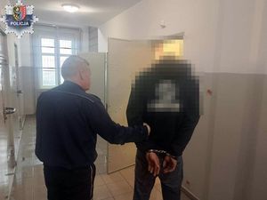 Policjant z zatrzymanym mężczyzną