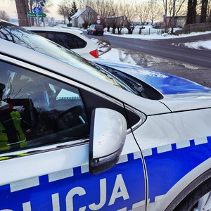 radiowóz na poboczu obok zatrzymany samochód osobowy