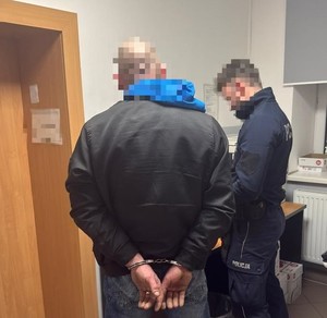 policjant z zatrzymanym