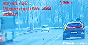 wideorejestrator przedstawiający samochód przekraczający dozwoloną prędkość