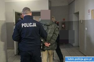 Policjant prowadzący zatrzymanego mężczyznę