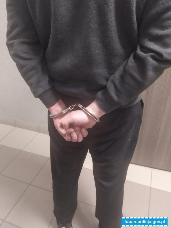 stojący zatrzymany mężczyzna