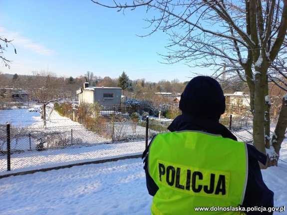 Dolnośląscy policjanci kontrolują miejsca przebywania osób, które szczególnie w czasie zimy znajdują się w kryzysie bezdomności