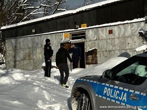 Dolnośląscy policjanci kontrolują miejsca przebywania osób, które szczególnie w czasie zimy znajdują się w kryzysie bezdomności