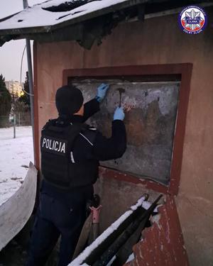 policjanci sprawdzają pustostany zimową porą