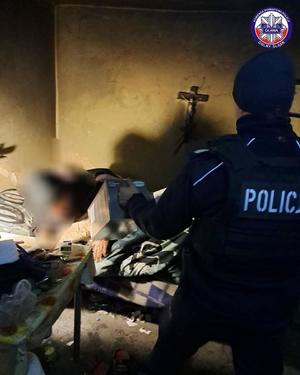 policjanci sprawdzają pustostany zimową porą