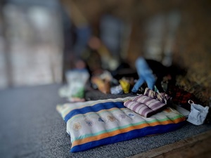 prowizoryczne łóżka w pustostanie