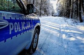 radiowóz jadący ośnieżoną drogą