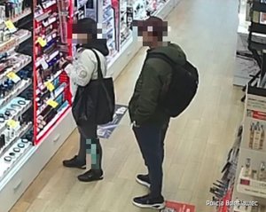 mężczyzna i kobieta przed regałem w sklepie