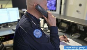 oficer dyżurny rozmawiający przez telefon