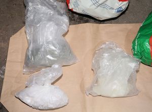 narkotyki (biały proszek) w 3 woreczkach