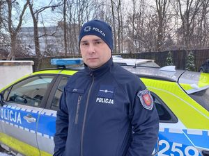 policjant przy radiowozie