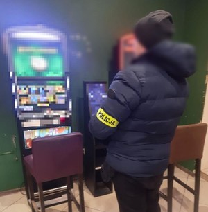policjant przy maszynie do gier