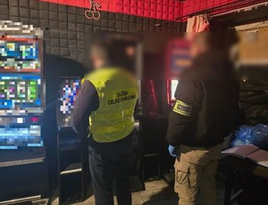 celnik i policjant przy maszynach do gier