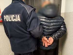 policjanci z zatrzymanym