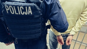 policjant z zatrzymanym