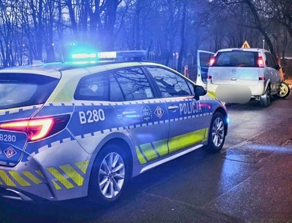 39-latek nie zatrzymał się do kontroli drogowej i uciekał przed policjantami ulicami Oławy