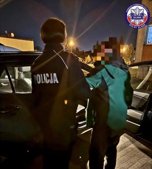 policjanci z uratowanym seniorem