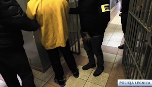 policjanci z zatrzymanym mężczyzną