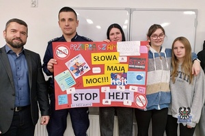 Spotkanie policjanta z uczniami dotyczące hejtu