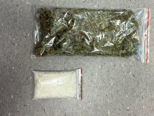 Narkotyki w woreczkach foliowych i ściąganie odcisków palców