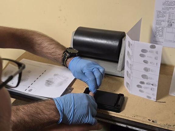 Narkotyki w woreczkach foliowych i ściąganie odcisków palców