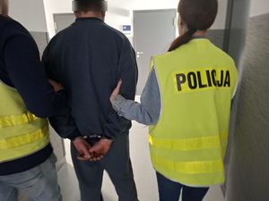 policjanci prowadzą zatrzymanego