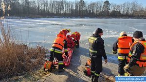 Ratowanie osób, które wpadły do przerębli pod lód
