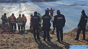 Ratowanie osób, które wpadły do przerębli pod lód