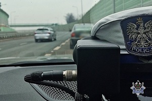 Radiowóz i stojący przed nim kontrolowany pojazd