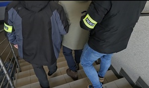 Prowadzenie zatrzymanego mężczyzny przez policjantów