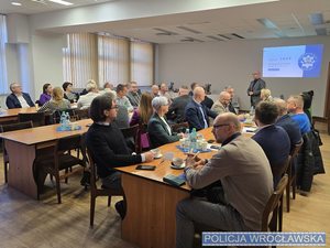 Spotkanie. Osoby siedzą przy stolikach