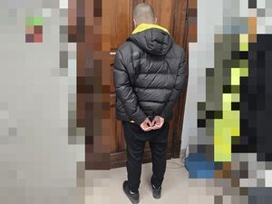 zatrzymany w kajdankach na rękach