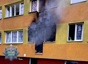 dym wydostający się przez okno mieszkania